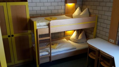 レラハにあるヘルムート ヴァスマー ユーゲントヘアベルグ レラッハの二段ベッド1組(二段ベッド2台付)が備わる客室です。