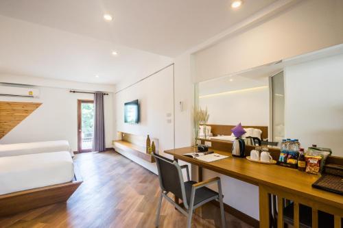 Llit o llits en una habitació de White Sand Samui Resort