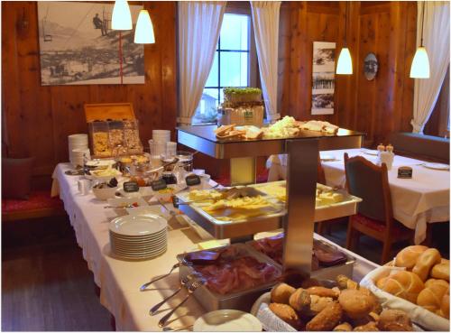 uma linha de buffet com comida numa mesa em Gasthof Tetter em Schladming