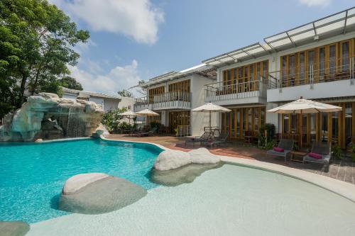 una piscina di fronte a un hotel di White Sand Samui Resort a Lamai Beach