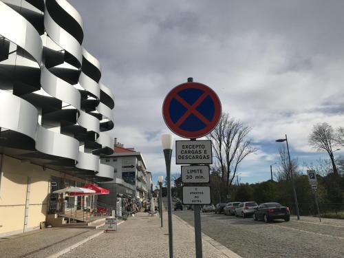 a street sign on the side of a street at Hotel Aleluia in Fátima