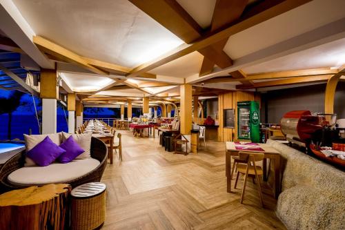 un soggiorno con divano, sedie e tavoli di White Sand Samui Resort a Lamai Beach