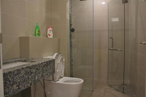 Ένα μπάνιο στο Azure Residence