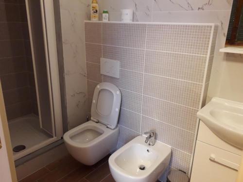 ein kleines Bad mit WC und Waschbecken in der Unterkunft Affittacamere Rossi in Lucca