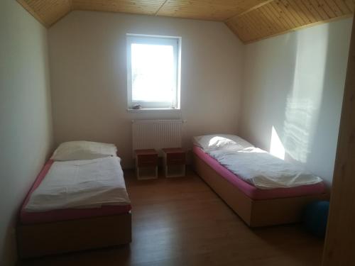 リプトフスキー・ミクラーシュにあるPrivat Em & Miの窓付きの小さな部屋のベッド2台