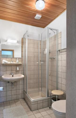 a bathroom with a shower and a sink at Pension "Haus am Walde" Brodenbach, Mosel in Brodenbach