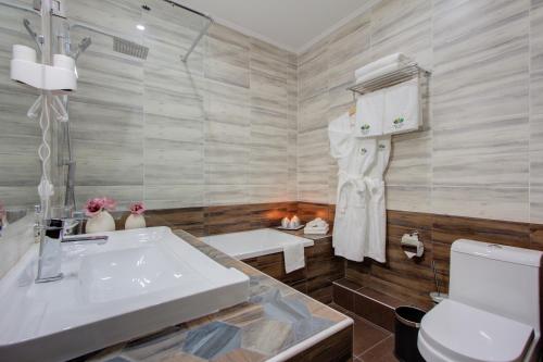 Ванная комната в Olive Hotel Bishkek