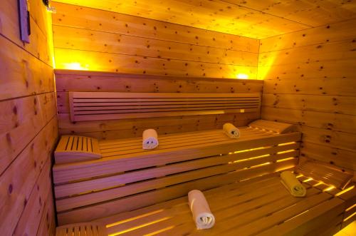 a wooden sauna with two floors and two seats at Alpinlounge Rätia Appartements in Ischgl