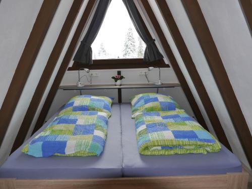 Krevet ili kreveti u jedinici u objektu Ferienhaus im Nordschwarzwald - Nurdachhaus in Waldrandlage