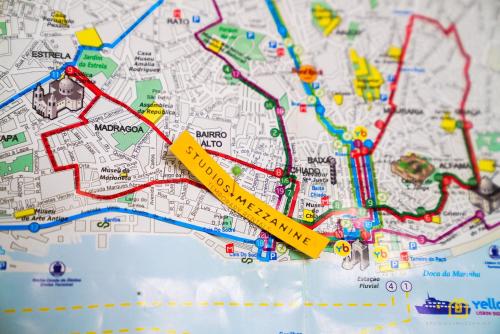 リスボンにあるスタジオズ ウィズ メザニン ルア ダ モエーダの黄色いテープを貼った地図