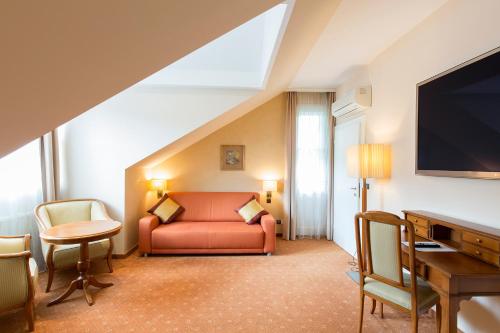 A seating area at Hotel Sacher Baden