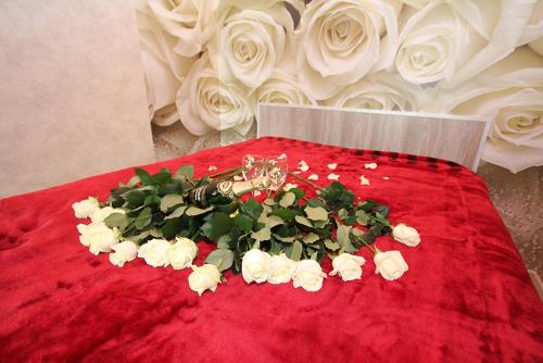 エカテリンブルクにあるApartment on st. Samotsvetnyy Bul'varの赤毛布の白いバラの花束