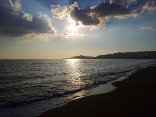 アルブフェイラにあるTamatramasの日没のビーチでの夕日
