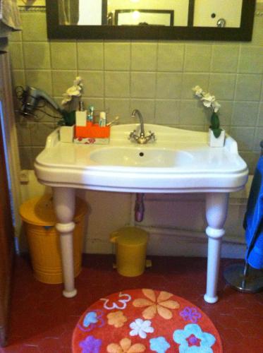 アヴィニョンにあるAppartement cœur de villeのバスルーム(鏡付き白い洗面台付)