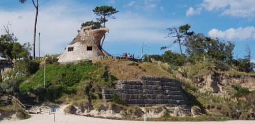 a house on top of a hill on a beach at La Quimera a pasos de la playa in Atlántida