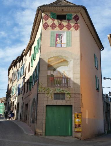 a building with a green door on the side of it at Le Mas Sophil in Carcès