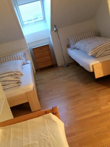 ein kleines Schlafzimmer mit 2 Betten und einem Fenster in der Unterkunft Konstanz-Wallhausen in Konstanz