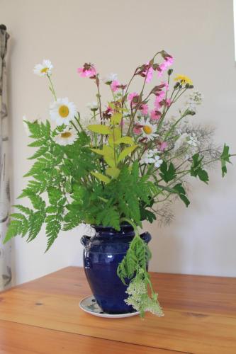 a blue vase filled with flowers on a table at Polder 27 in Oudenburg