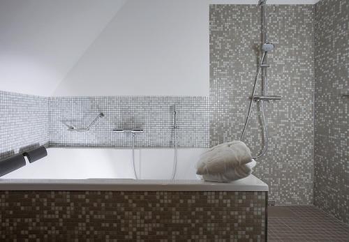 eine Badewanne im Bad mit Dusche in der Unterkunft Arkona Residence in Putgarten