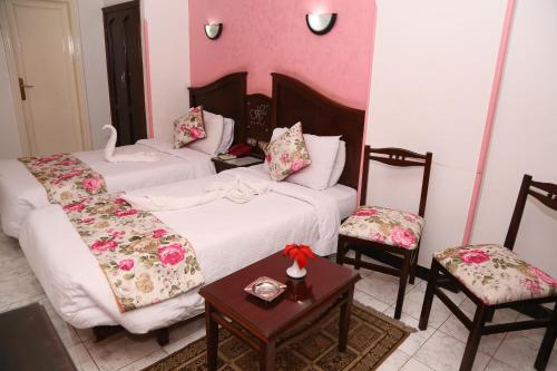 سرير أو أسرّة في غرفة في فندق هابي سيتي القاهرة