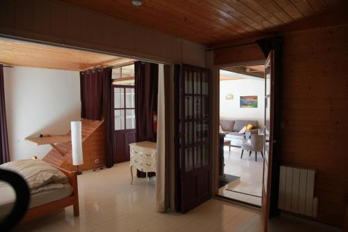 een kamer met een slaapkamer en een woonkamer bij La Truelle in Seyne