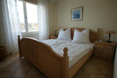 キュールングスボルンにあるVilla Metropolのベッドルーム1室(白い枕のベッド1台、窓付)