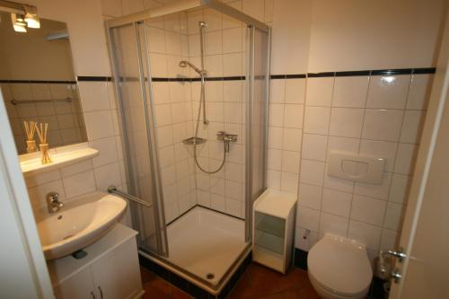 キュールングスボルンにあるVilla Metropolのバスルーム(シャワー、トイレ、シンク付)