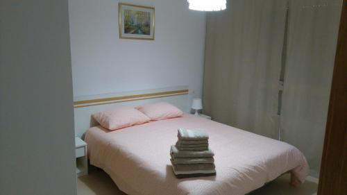 A bed or beds in a room at Apartamento frente de la playa