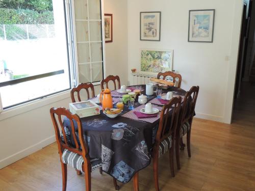 - une table à manger avec une nappe noire dans l'établissement Euskadi, à Bidart
