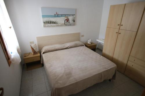 a small bedroom with a bed in a room at Il Capperino in Capoliveri