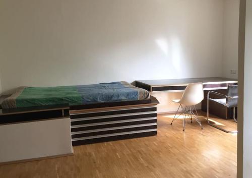 Schlafzimmer mit einem Bett, einem Schreibtisch und einem Stuhl in der Unterkunft Room in maisonette with garden, parking place in Wien