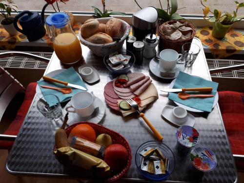 einen Frühstückstisch mit Speisen und Getränken auf dem Tisch in der Unterkunft Pension Alte Schmiede in Mittenwalde