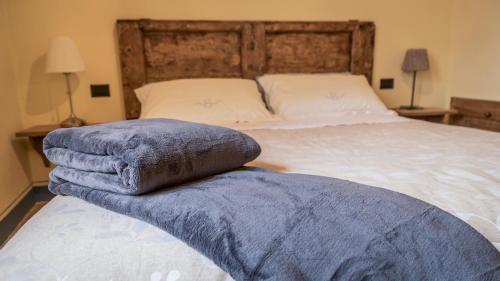 a bed with two towels sitting on top of it at Porta delle Farine in Montepulciano