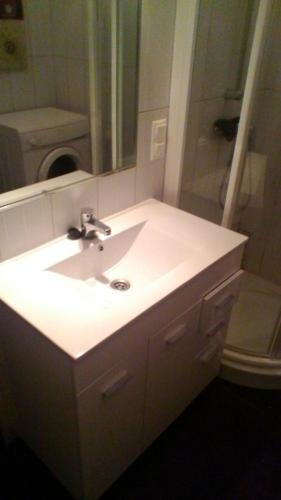 uma casa de banho com um lavatório branco e um WC. em Appartement D'Or em Carvoeiro
