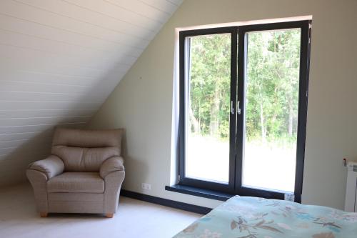 Istumisnurk majutusasutuses Piesta Kuusikaru riverside cottage in Soomaa region