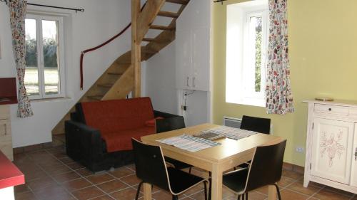 - un salon avec une table en bois et un escalier dans l'établissement Gîte du gardien, à Saint-Martin-de-Crau