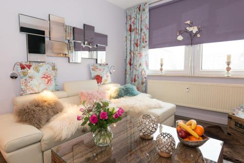 ein Wohnzimmer mit einem Sofa und einem Tisch in der Unterkunft Bad Lausick Ferienappartment Brigitte in Bad Lausick