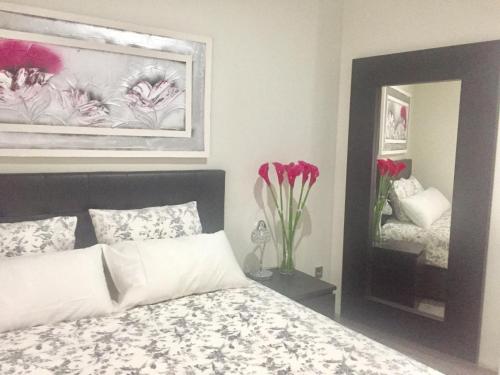 Ein Bett oder Betten in einem Zimmer der Unterkunft Apartamento doña María Coronel Sevilla