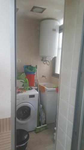 a laundry room with a washing machine and a sink at Piso lujoso in Puerto de Mazarrón