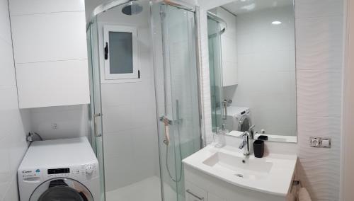 A bathroom at VV Canteras Sol y Playa