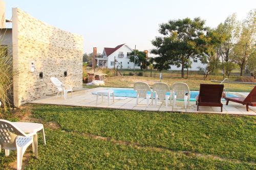 a group of chairs and a table in a yard at Complejo Amarelo in Chajarí