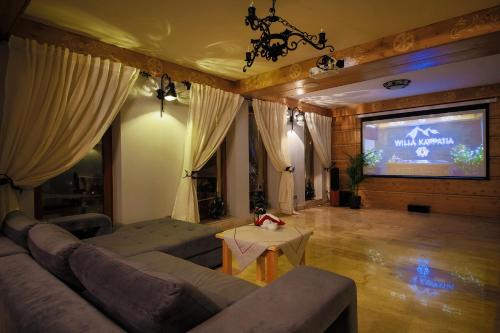 ECO Willa Karpatia Ski&Wellnessにあるテレビまたはエンターテインメントセンター