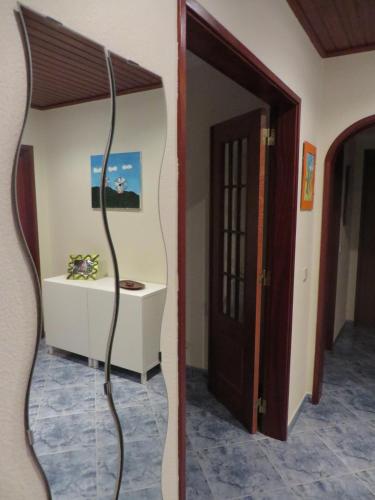 a mirror reflection of a room with a table at Casa de Férias Sesimbra in Sesimbra