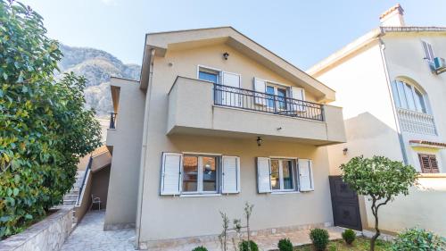 Bild eines Hauses mit Balkon in der Unterkunft Veron Apartments in Kotor