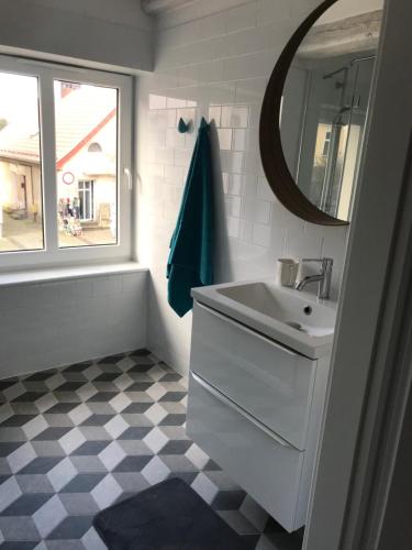 een witte badkamer met een wastafel en een spiegel bij MP43 in Ustka