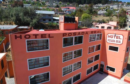 un hotel naranja en el techo de un edificio en Hotel Posada Real, en Mineral del Monte