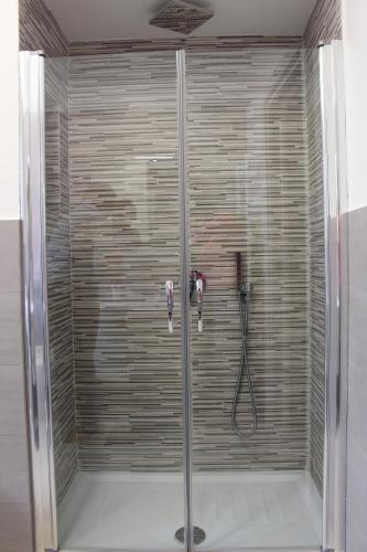 eine Duschkabine im Bad mit einem Schlauch in der Unterkunft MiraSorrento in Sorrent