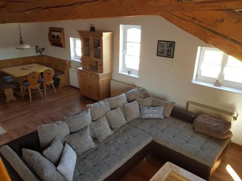 an overhead view of a living room with a couch at Ferienwohnung "Zum Hexenhäusle" in Weißenburg in Bayern