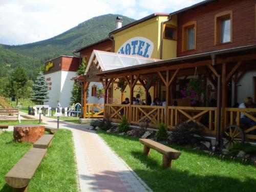 Nespecifikovaný výhled na hory nebo výhled na hory při pohledu z motelu
