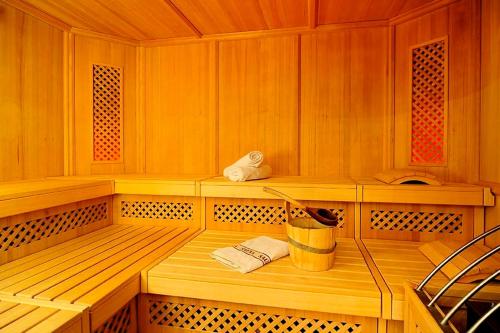 a wooden sauna with a cat sitting on a shelf at Hotel Naturoase Schwemmerhof in Ultimo